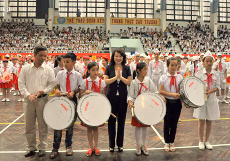 Đồng chí Vũ Thị Thu Thủy, Phó Chủ tịch UBND tỉnh và đồng chí Đỗ Vũ Chung, Trường Ban Dân Vận Tỉnh ủy trao tặng 4 bộ trống Đội cho thiếu nhi Ba Chẽ và Cô Tô.