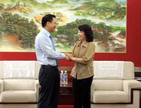 Đồng chí Vũ Thị Thu Thủy, Phó Chủ tịch UBND tỉnh tiếp và làm việc với ông Lê Viết Duyên, Tổng Lãnh sự Việt Nam tại thành phố Perth, Úc.