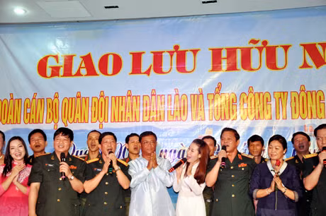 Thiếu tướng Thiếu tướng Su- Vonlương-Bunmi, Ủy viên Ban chấp hành Trung ương Đảng nhân dân cách mạng Lào, Tổng Tham mưu trưởng Quân đội nhân dân Lào và Đoàn công tác giao lưu văn nghệ cùng CBCS Tổng Công ty Đông Bắc.