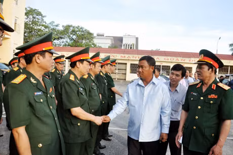 Lãnh đạo Tổng Công ty Đông Bắc trân trọng đón Thiếu tướng Thiếu tướng Su-Vonlương-Bunmi, Ủy viên Ban chấp hành Trung ương Đảng nhân dân cách mạng Lào, Tổng Tham mưu trưởng Quân đội nhân dân Lào và Đoàn công tác đến thăm đơn vị.