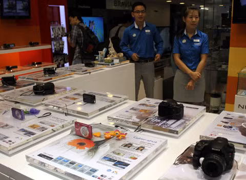 Camera mới rầm rộ có mặt trên các kệ hàng. Ảnh: Quốc Huy.