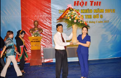 Đồng chí Vũ Thị Liên Oanh, Uỷ viên BCH Tỉnh uỷ, Chủ tịch Hội LHPN tỉnh, thành viên Ban chỉ đạo Hội thi Dân vận khéo tỉnh dự và tặng hoa chúc mừng hội thi.