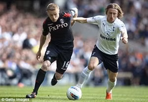 Luka Modric (áo trắng) đang là mục tiêu săn đuổi của nhiều đội bóng hàng đầu châu Âu.