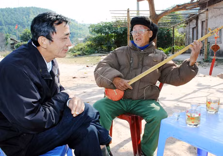Nguyễn Tiến Khang cùng nghệ nhân đàn tính. Ảnh: Kiều Trang