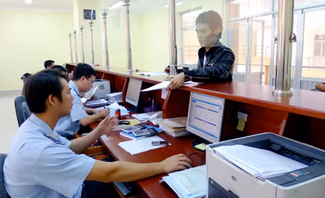 CQĐT đi vào hoạt động sẽ giảm sự trao đổi trực tiếp giữa cán bộ, công chức và người dân, doanh nghiệp. Trong ảnh: Ứng dụng CNTT trong triển khai hải quan điện tử tại cửa khẩu Hoành Mô (Bình Liêu). Ảnh: TRANG THU
