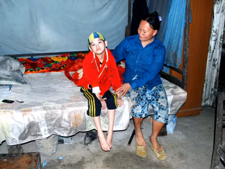 Cháu nội ông Trần Liềng, thôn Khe Ngàn, xã Đại Dực (huyện Tiên Yên) đã 15 tuổi vẫn phải cần người chăm sóc như đứa trẻ.