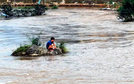 Ví dụ như chú bé này tự tìm cách lội ra ngồi ở mô đá nhô lên giữa sông Ba Chẽ để câu cá, trong khi đang mùa nước lũ, nhiều đoạn chảy xiết;