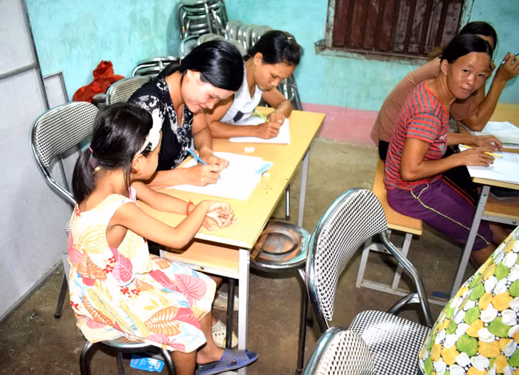 Chị Chìu Thị Múi, thôn Khuổi Luông còn cẩn thận mang cả con đến lớp học để còn gà bài cho mình