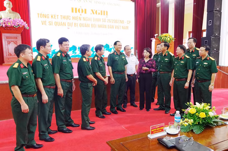 Các đại biểu trao đổi tại hội nghị.