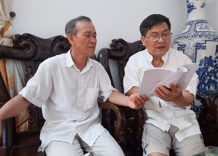 Các thành viên CLB thơ người cao tuổi khu phố 6, phường Bãi Cháy, TP Hạ Long cùng nhau đọc thơ, biên tập, lựa chọn các bài thơ mới để in vào tập thơ xuân 2020.