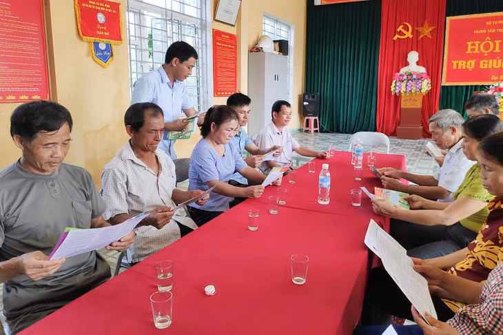 Một buổi sinh hoạt thôn Nhâm Cao (xã Đại Bình, huyện Đầm Hà) được lồng ghép tuyên truyền cho đại diện các chi hội, tổ dân cư về nội dung ATTP, phân biệt hàng hóa kém chất lượng.