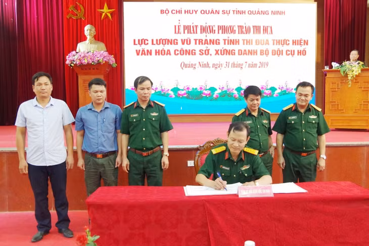 Các cơ quan, đơn vị ký kết thi đua văn hóa công sở trong LLVT tỉnh.