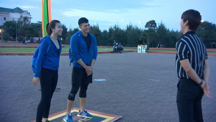  Đội Xanh dương (Lê Xuân Tiền – Đỗ Mỹ Linh) bứt phá trong nhiệm vụ nhảy cóc và trở thành đội giẫm thảm về đích đầu tiên.