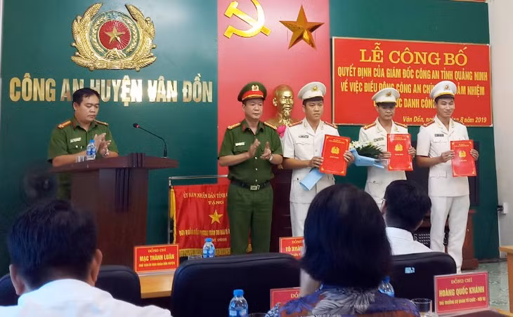 Đồng chí Bí thư Đảng ủy, Trưởng Công an huyện Vân Đồn trao Quyết định và chúc mừng các cán bộ Công an huyện vệ công tác tại Công an xã tại địa phương.