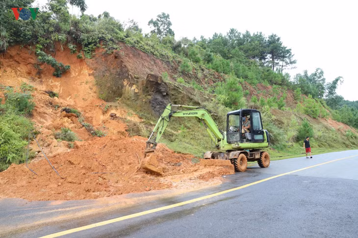 Các lực lượng huy động phương tiện khắc phục, giao thông hiện đã trở lại bình thường.