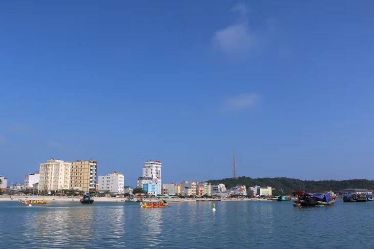 Một góc thị trấn Cô Tô nhìn từ biển vào.