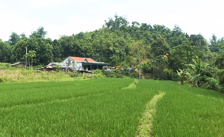 Ngồi nhà mới khang trang của gia đình chị Lý thị Tám