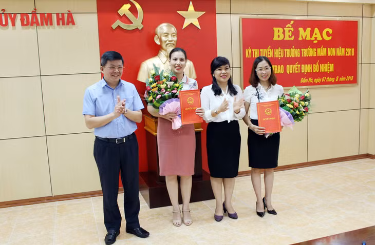 Lãnh đạo huyện Đầm Hà trao quyết định