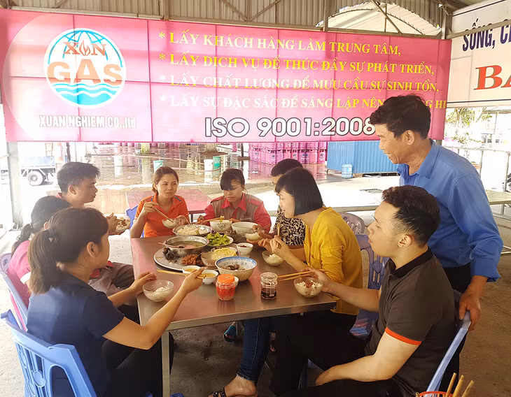 Công ty TNHH Xuân Nghiêm tăng tiền ăn ca cho CNLĐ từ 16.000 lên 25.000 đồng.