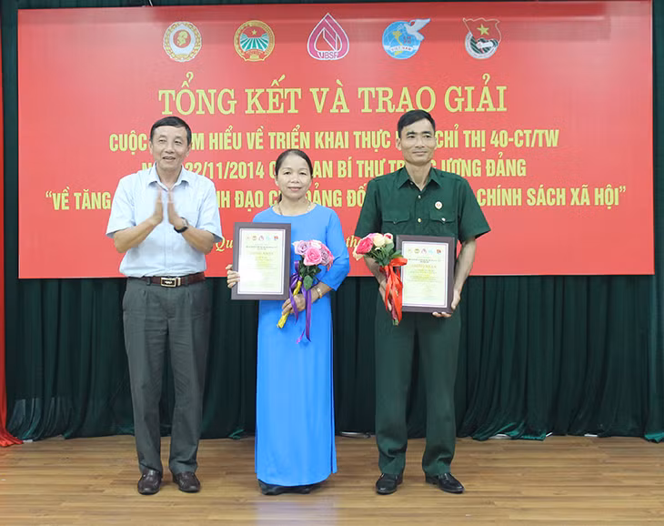 Ban tổ chức trao giải ba cho các tác giả.