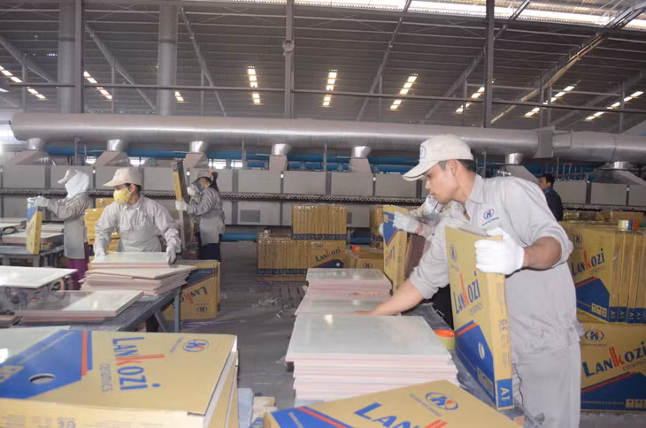 Nhiều CNLĐ tích cực học Bác ở phong cách làm việc chăm chỉ và sáng tạo. (Trong ảnh: CNLĐ Công ty CP Tập đoàn Hoàng Hà đóng gói sản phẩm).