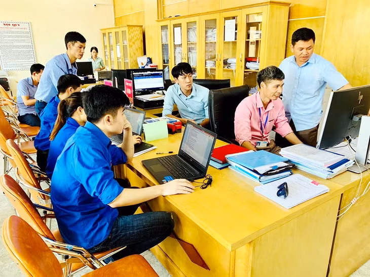 Đoàn thanh niên xã Đông Hải, huyện Tiên Yên tham gia tuyên truyền hướng dẫn người dân sử dụng dịch vụ công mức độ 3,4 tại Bộ phận tiếp nhận và trả kết quả hiện đại của xã.