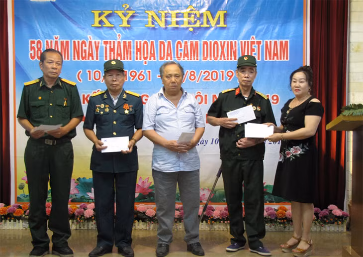 Đại diện doanh nghiệp trao tiền hỗ trợ cho nạn nhân chất độc da cam phường Mạo Khê (TX Đông Triều).