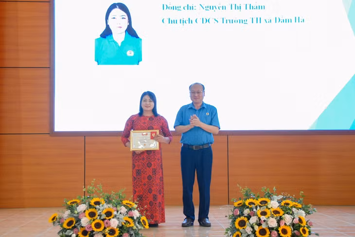 Cô giáo Nguyễn Thị Thắm (bên trái) vinh dự được nhận Kỷ niệm chương 