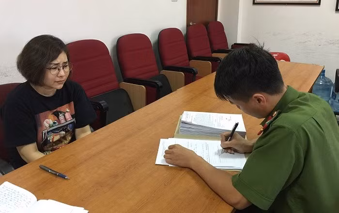 Cơ quan công an lấy lời khai của đối tượng Hoàng Thị Kim Hoa.