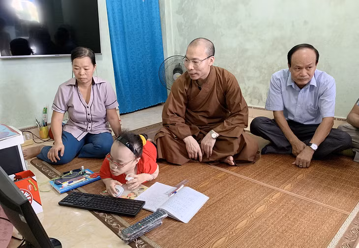 Thượng tọa Thích Thanh Lịch thăm nhà em Phạm Thị Hoài Thương.