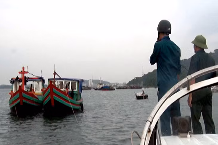 Các lực lượng phối hợp kêu gọi tàu thuyền vào nơi trú tránh an toàn.