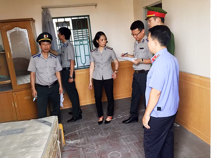 Kiểm kê tài sản của ông Nguyễn Văn Luận để chuyển về kho cơ quan thi hành án quản lý trước khi bàn giao nhà.