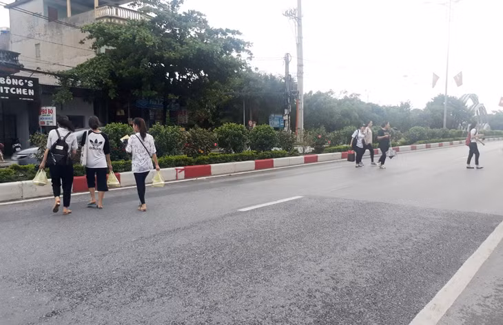 Anh Nguyễn Văn Thanh, thôn Quyết Thắng, xã Thắng Lợi kiểm tra ngao giá nuôi