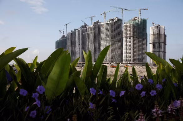 Các tòa chung cư đang được xây dựng ở khu Forest City của Malaysia - Ảnh: REUTERS