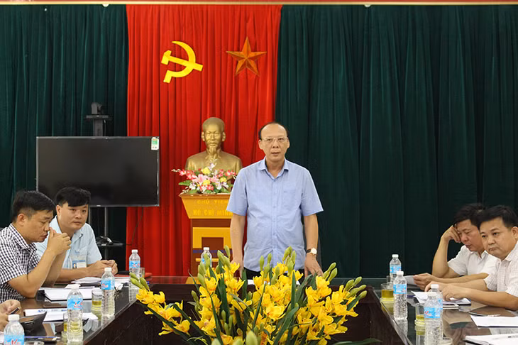 Lãnh đạo UBND TX Quảng Yên gặp gỡ, trao đổi với một số hộ dân phường Đông Mai liên quan đến công tác bồi thường, GPMB dự án khu công nghiệp Đông Mai ngày 7/7/2019. Ảnh Nguyễn Túc (Trung tâm VHTT Quảng Yên)