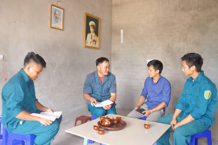 Tiểu đội dân quân thường trực xã Hoành Mô (Bình Liêu) trưc tiếp nắm tình hình đời sống người dân bản Bắc Cương của xã.