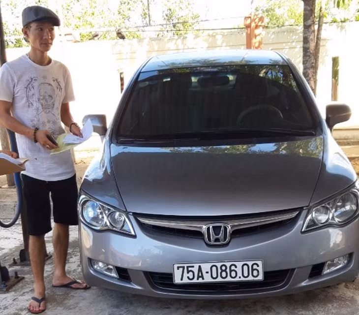 Trần Quốc Phong lái xe ô tô vi phạm tốc độ, dương tính với ma túy, dùng bằng lái xe giả.