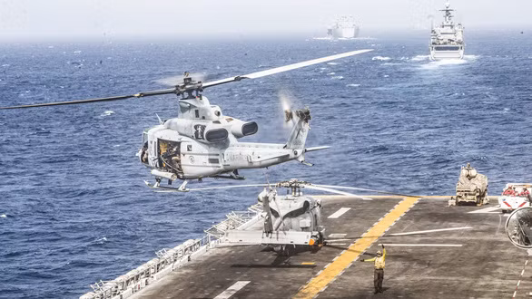 Một trực thăng cất cánh từ tàu đổ bộ tấn công USS Boxer của Hải quân Mỹ khi di chuyển qua eo biển Hormuz ở Vịnh Oman hôm 18-7 - Ảnh: REUTERS