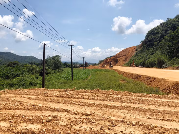 Hiện nay, do chưa di chuyển được đường điện 220 kv khiến cho đơn vị thi công gặp nhiều khó khăn.