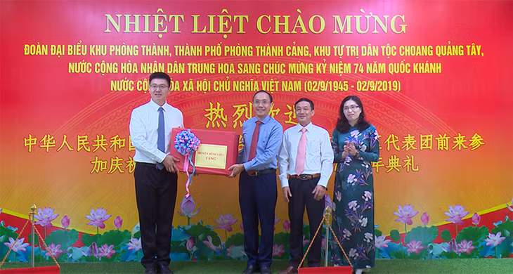 Đoàn đại biểu khu Phòng Thành, thành phố Phòng Thành Cảng, Khu tự trị dân tộc Choang tỉnh Quảng Tây (Trung Quốc) tặng quà cho huyện Bình Liêu
