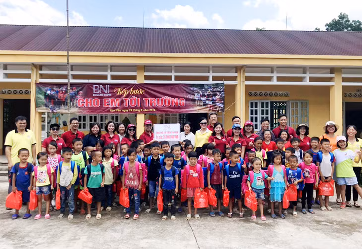 Đại diện các doanh nghiệp trong Tổ chức kết nối kinh doanh (BNI) Hạ Long đã có chuyến thăm và tặng quà học sinh điểm trường Bình Sơn (Trường Tiểu học Đông Ngũ 2, Tiên Yên) trước thềm năm học mới. (Ảnh: Hà Phong)