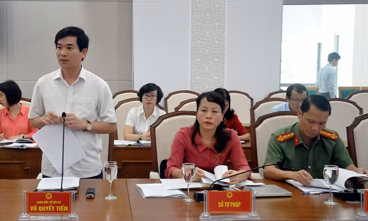 Đồng chí Vũ Quyết Tiến, Giám đốc Sở Nội vụ trình bày tóm tắt 3 nội dung Đoàn làm việc yêu cầu.