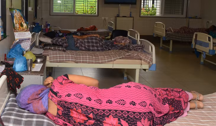 Những bà mẹ đẻ thuê nghỉ ngơi tại một bệnh viện phụ sản. Ảnh: AFP