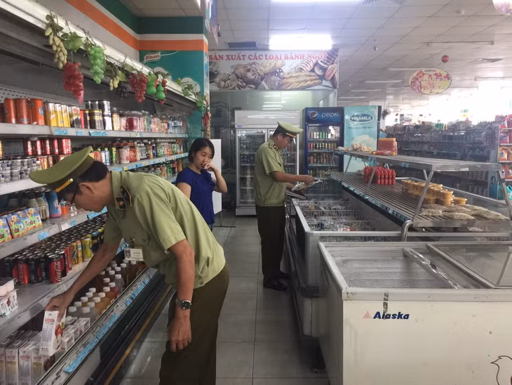 Kiểm tra ATVSTP tại các hộ kinh doanh trên địa bàn TX Đông Triều. (Ảnh do đơn vị cung cấp)