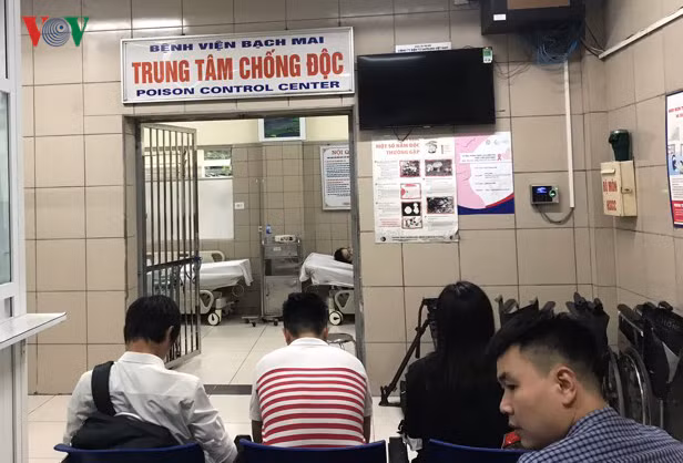 Lo ngại về mối nguy rò rỉ thủy ngân làm ảnh hưởng tới sức khỏe, chiều tối 30/8, nhiều người dân và lực lượng tham gia chữa cháy trong vụ cháy Công ty Rạng Đông đã đến Bệnh viện Bạch Mai làm xét nghiệm.