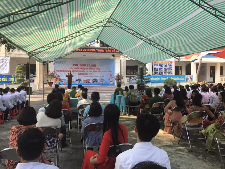 Một buổi tuyên truyền Luật giao thông của thầy và trò Trường THPT Cửa Ông năm học 2018-2019
