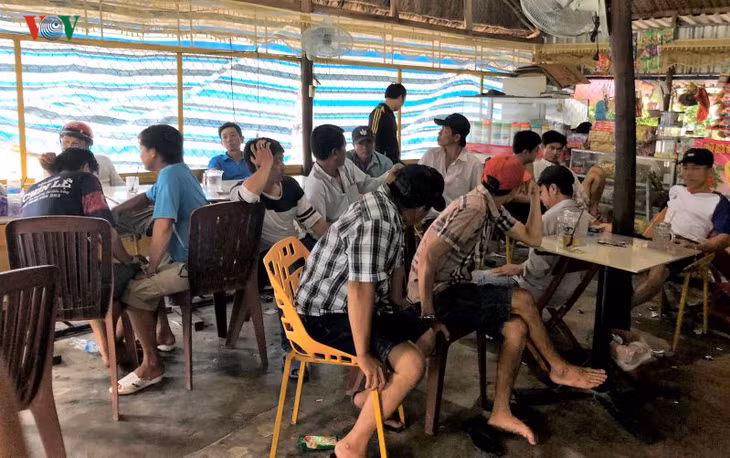 Các đối tượng bị bắt quả tang tại quán.