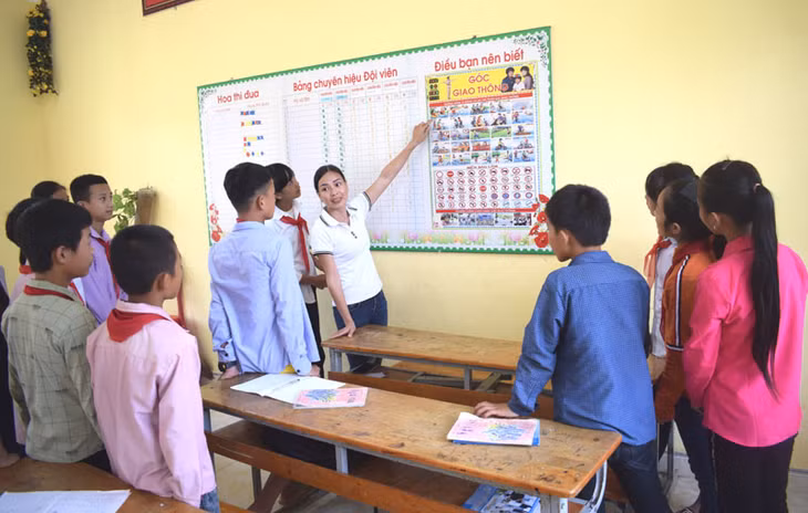 Cô giáo Nguyễn Thu Hiền cùng học sinh chơi trò 