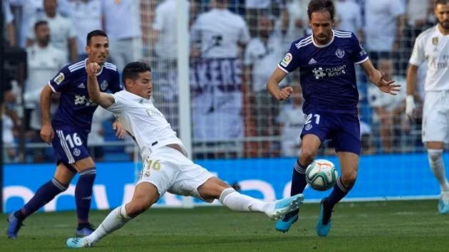  James Rodriguez dính chấn thương bắp chân.