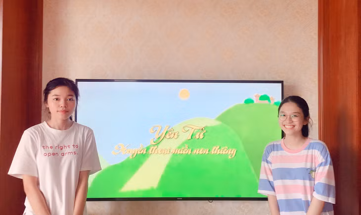 Hai tác giả Khánh Linh và Thu Huyền bên bộ phim hoạt hình 